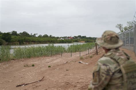 Gobernadores republicanos envían miembros de la Guardia Nacional a la frontera en Texas